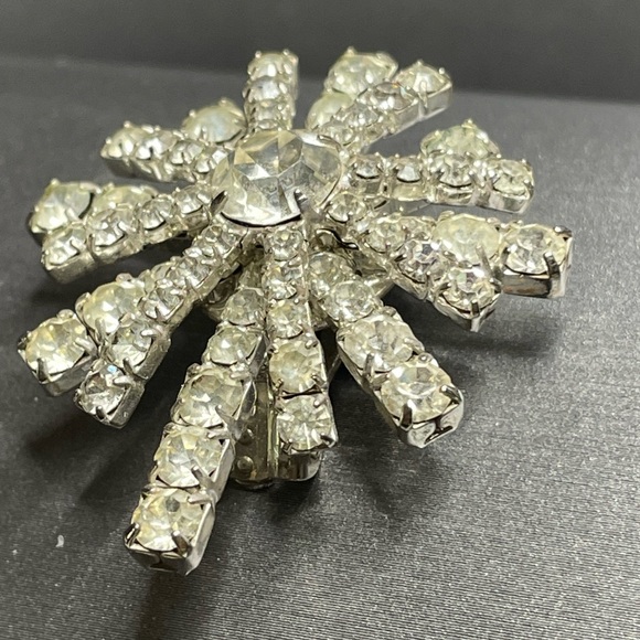 Tiered Rhinestone Starburst Fire Work Unsigned Clip On Earring Designer Single. - Picture 9 of 12